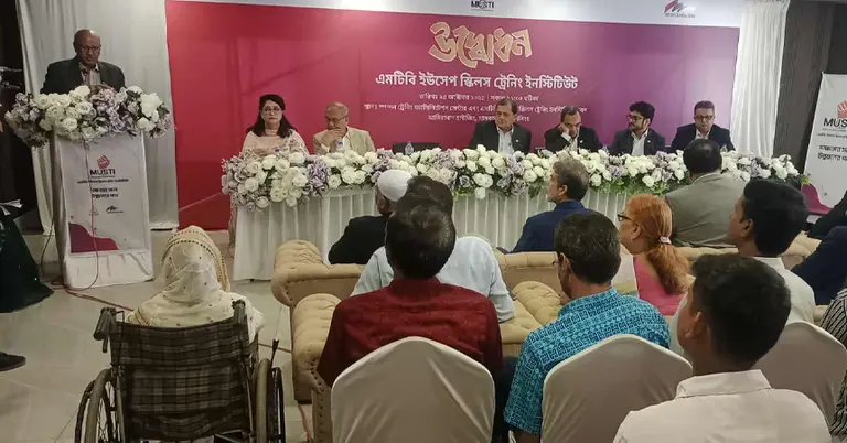 আয়োজনে বক্তব্য দিচ্ছেন অতিথিরা